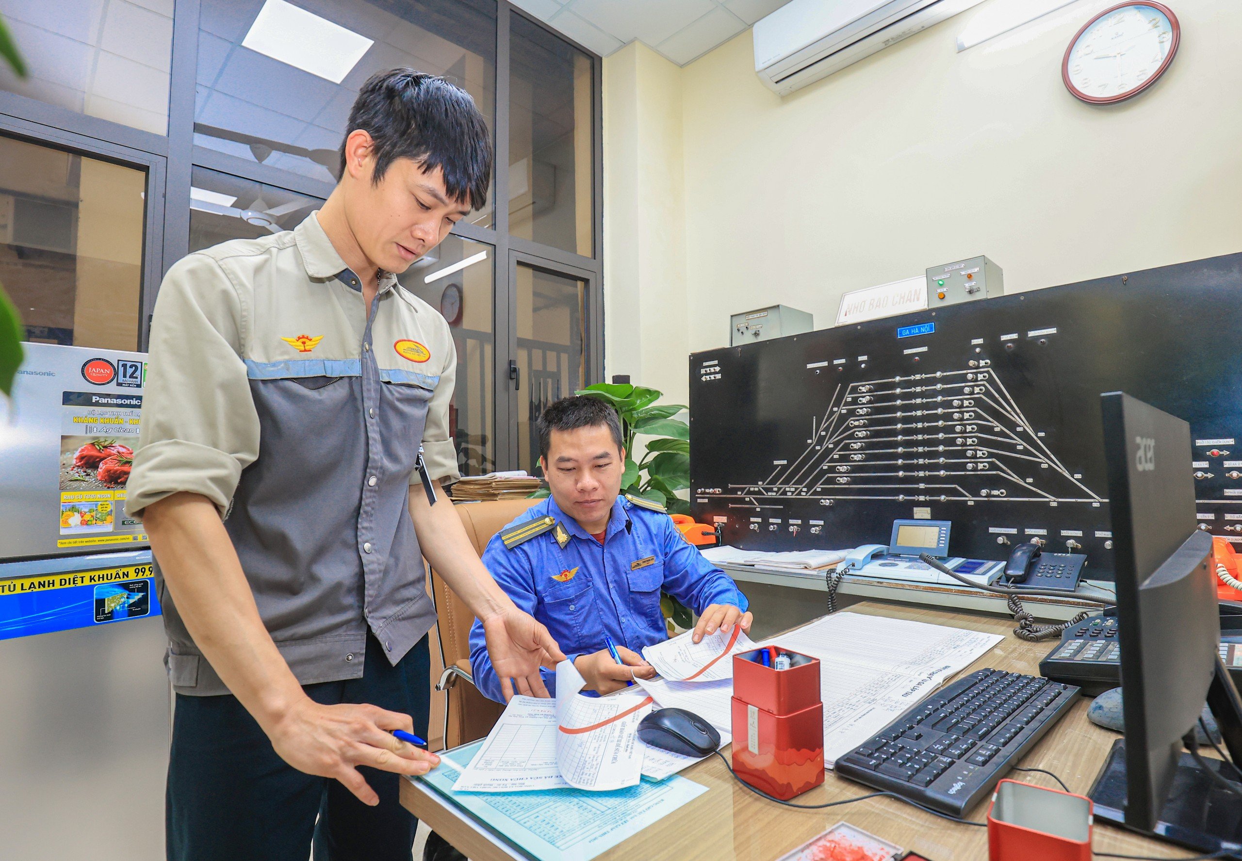 Cận cảnh hoạt động của nh&acirc;n vi&ecirc;n chạy t&agrave;u- Ảnh 4.