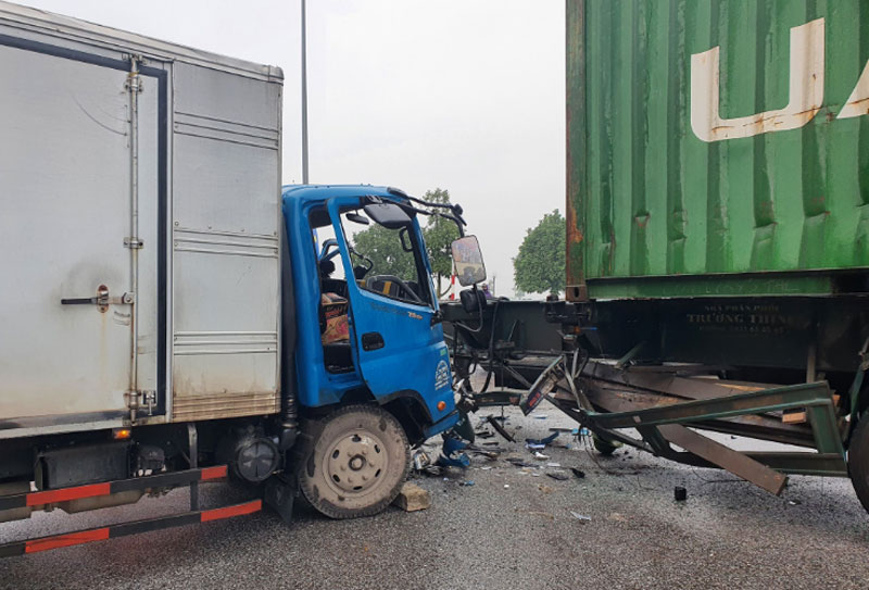 Đầu xe tải bị biến dạng sau va chạm v&agrave;o th&acirc;n xe đầu k&eacute;o.