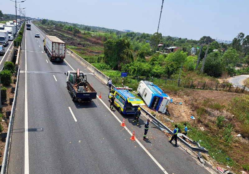 Hiện trường vụ xe kh&aacute;ch rơi xuống taluy khiến nhiều h&agrave;nh kh&aacute;ch bị thương.
