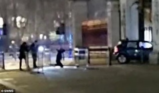 Cận cảnh hiện trường chiếc &ocirc; t&ocirc; đ&acirc;m v&agrave;o cổng Cung điện Buckingham. (Ảnh: Daily Mail)