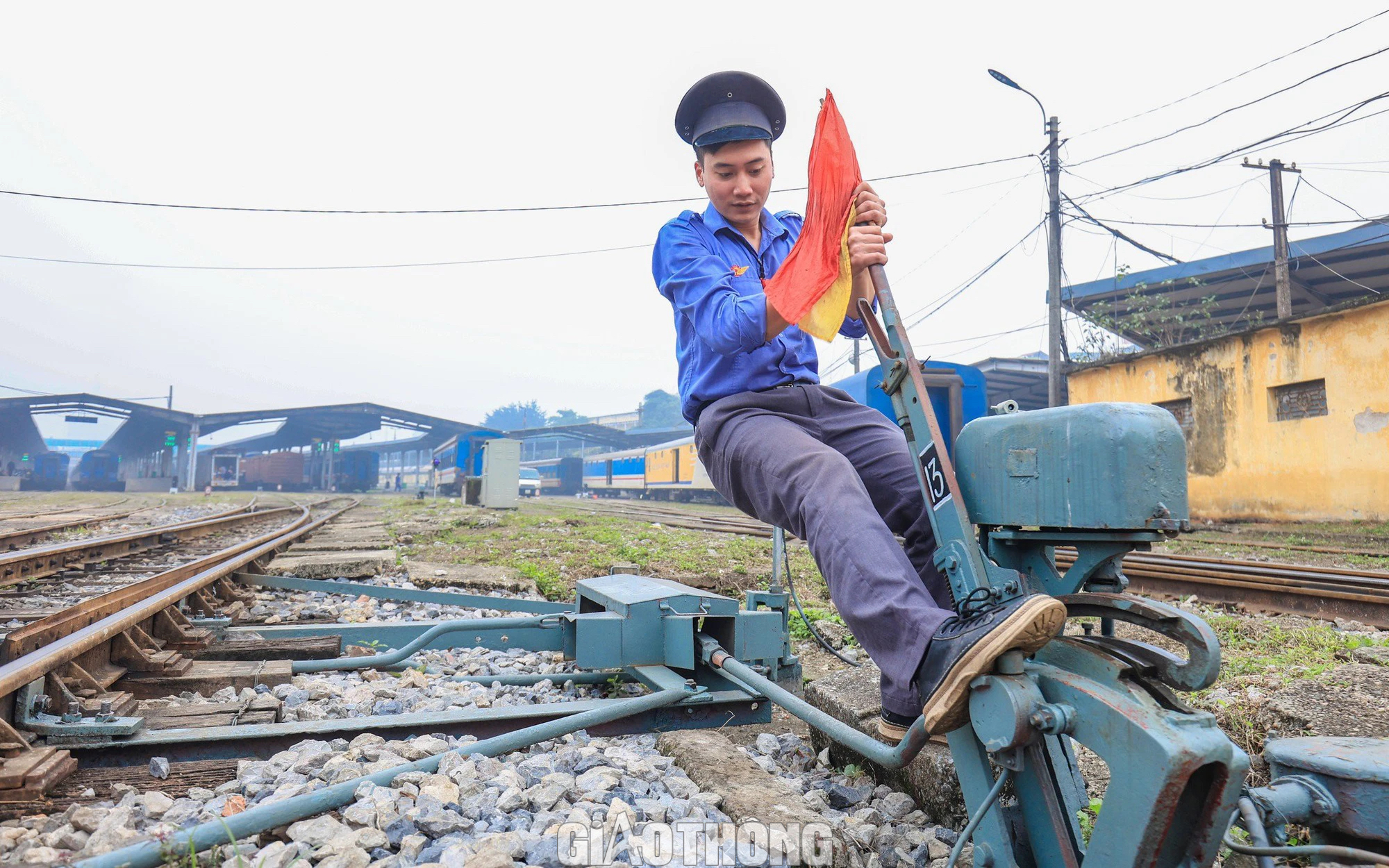 Cận cảnh hoạt động của nh&acirc;n vi&ecirc;n chạy t&agrave;u