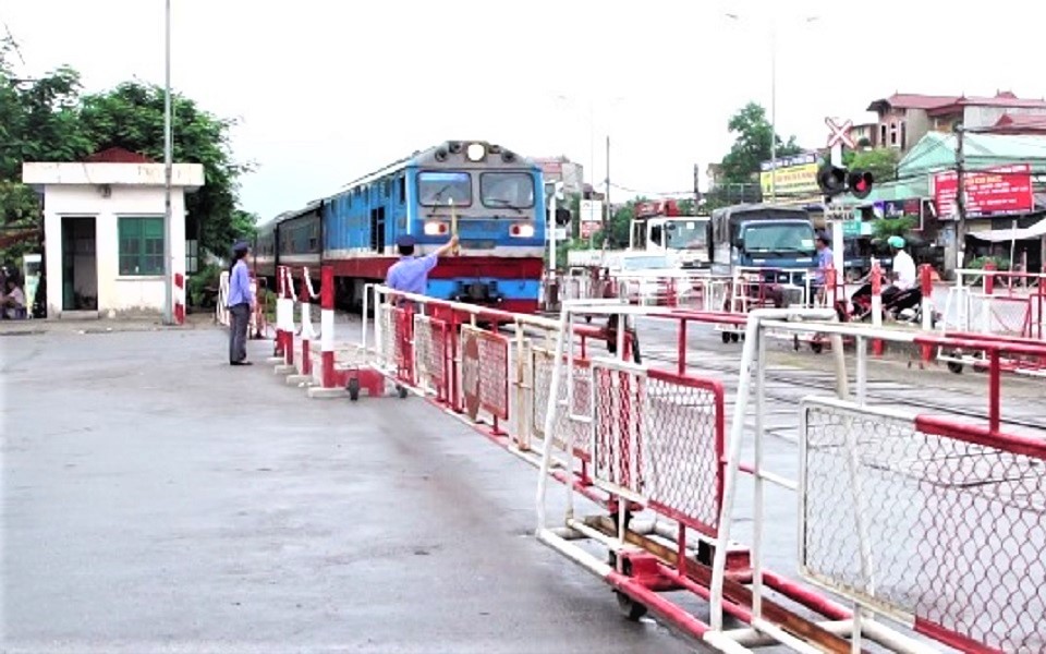 Hơn 1.600 tỷ đầu tư cải tạo, n&acirc;ng cấp đường ngang