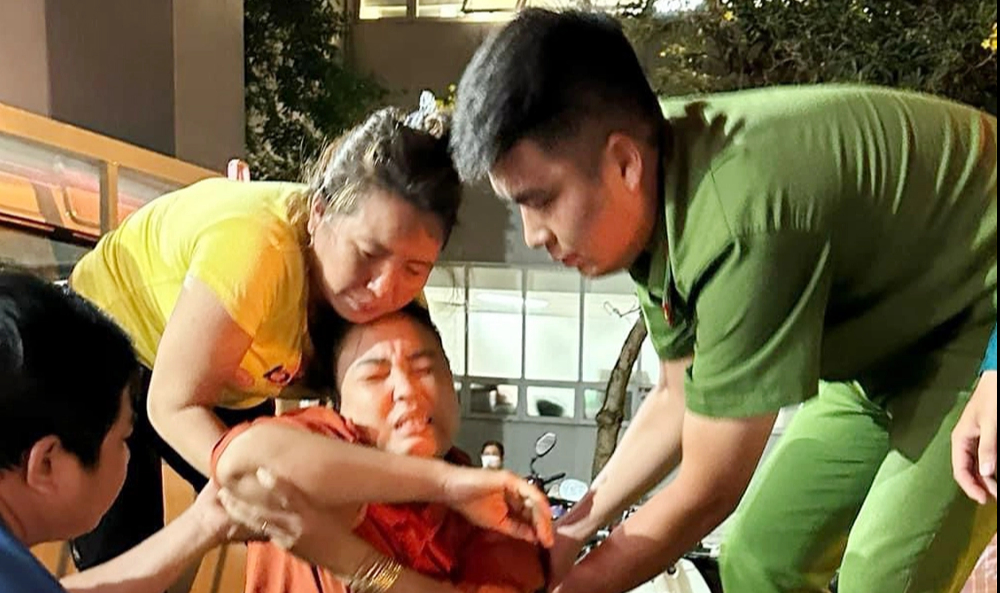 C&ocirc;ng an An Giang d&ugrave;ng xe đặc chủng đưa người bị nạn đi cấp cứu- Ảnh 1.