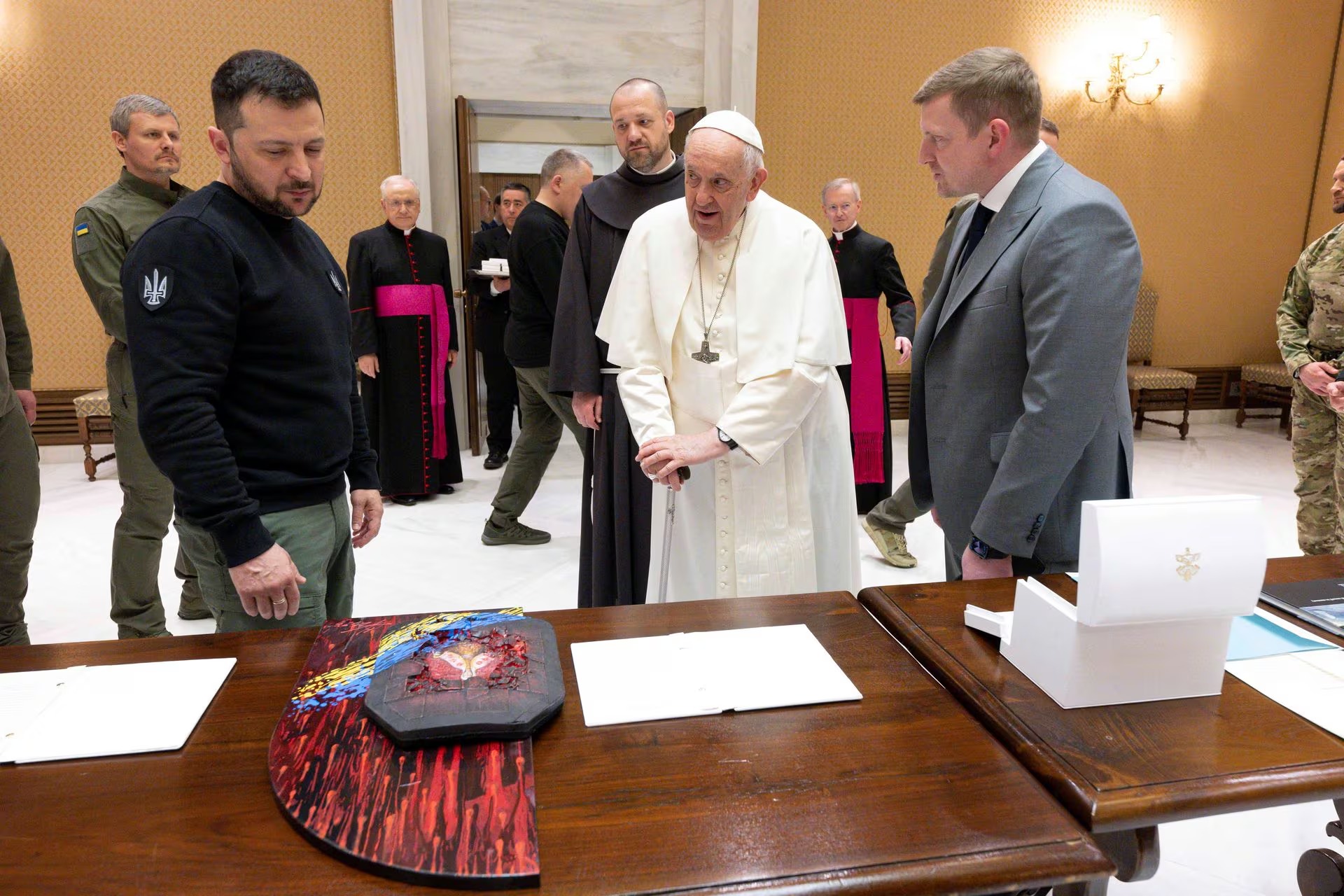 Gi&aacute;o ho&agrave;ng Francis cho rằng Ukraine n&ecirc;n 
