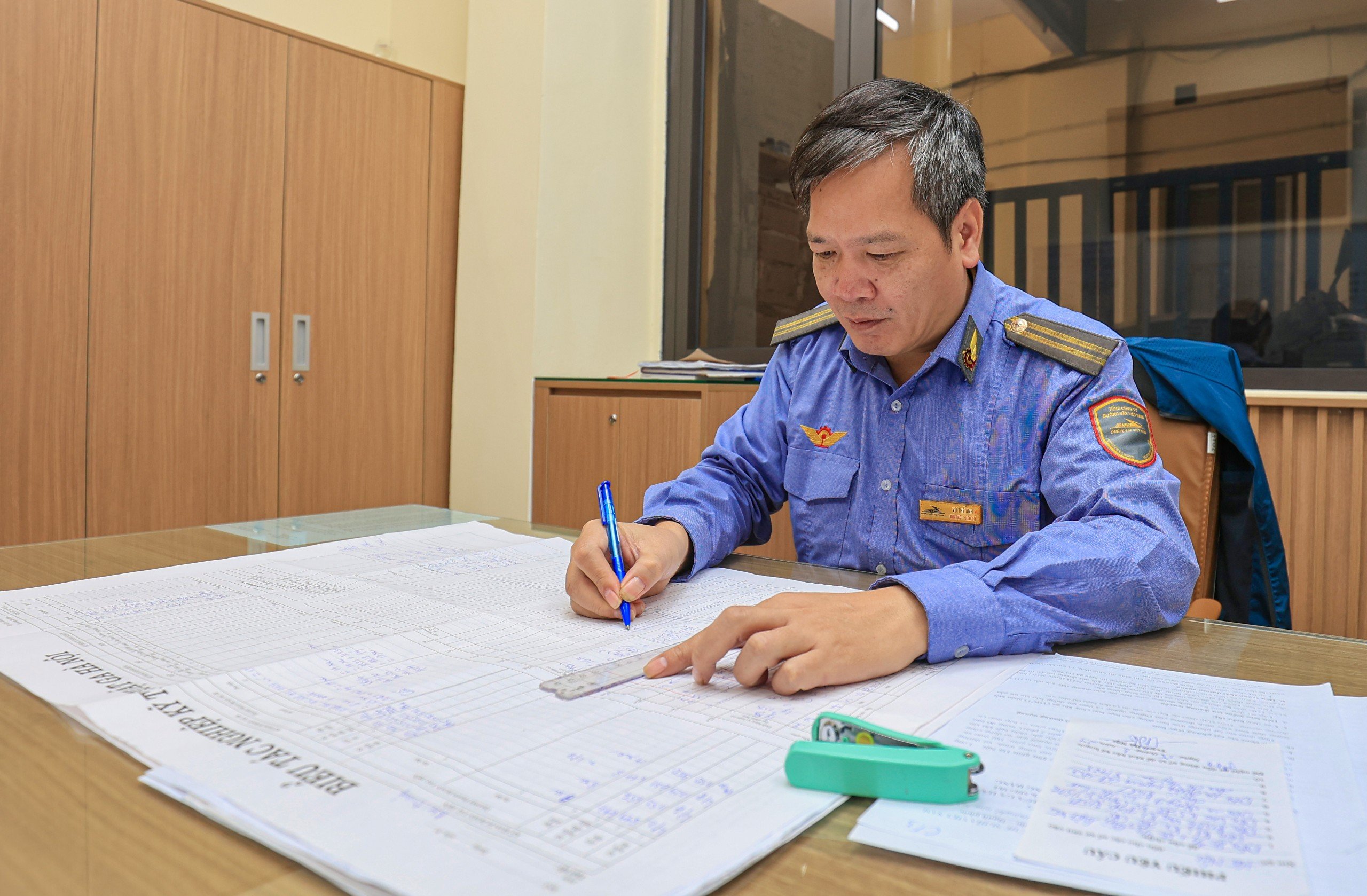 Cận cảnh hoạt động của nh&acirc;n vi&ecirc;n chạy t&agrave;u- Ảnh 2.