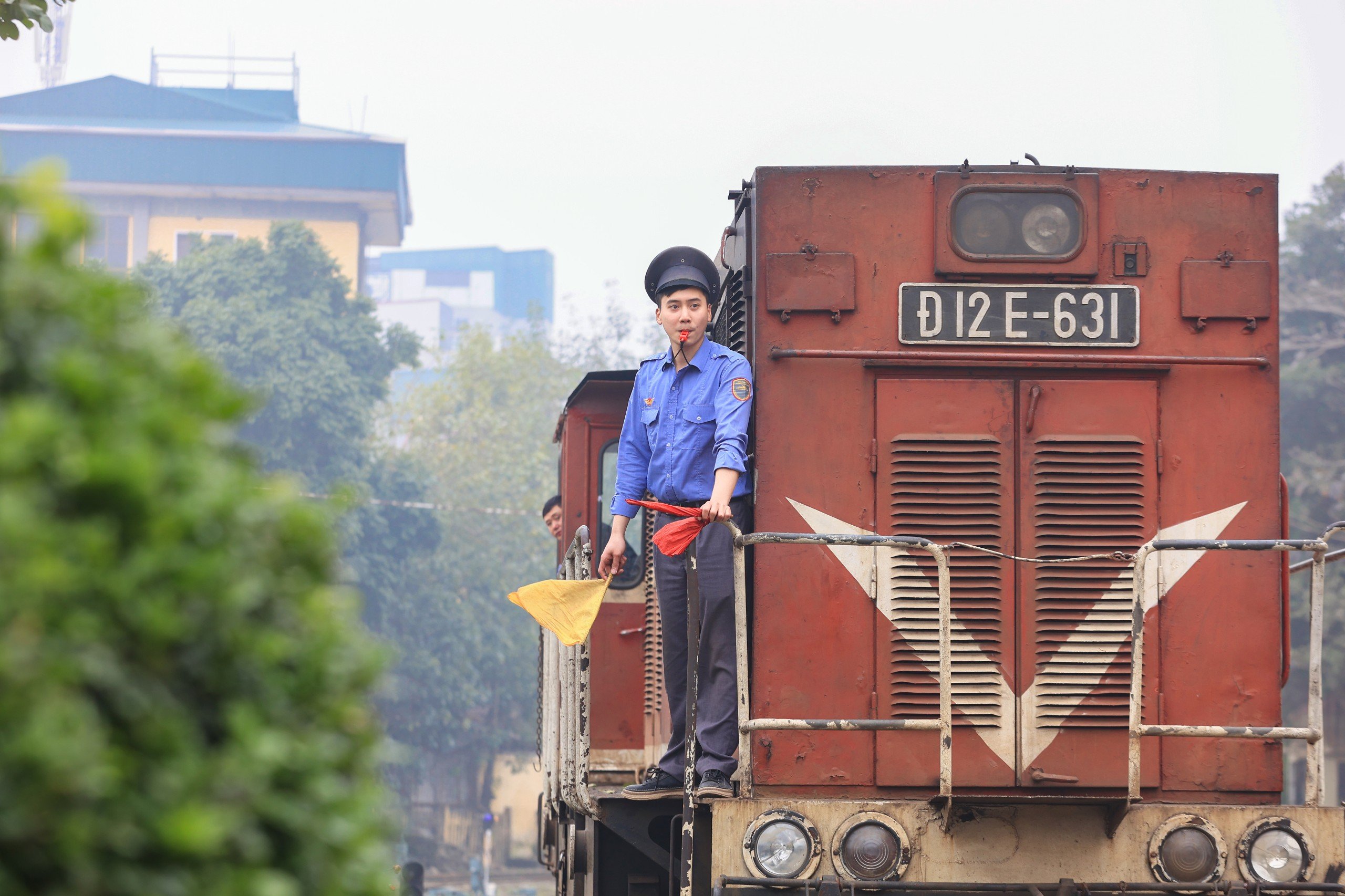 Cận cảnh hoạt động của nh&acirc;n vi&ecirc;n chạy t&agrave;u- Ảnh 14.