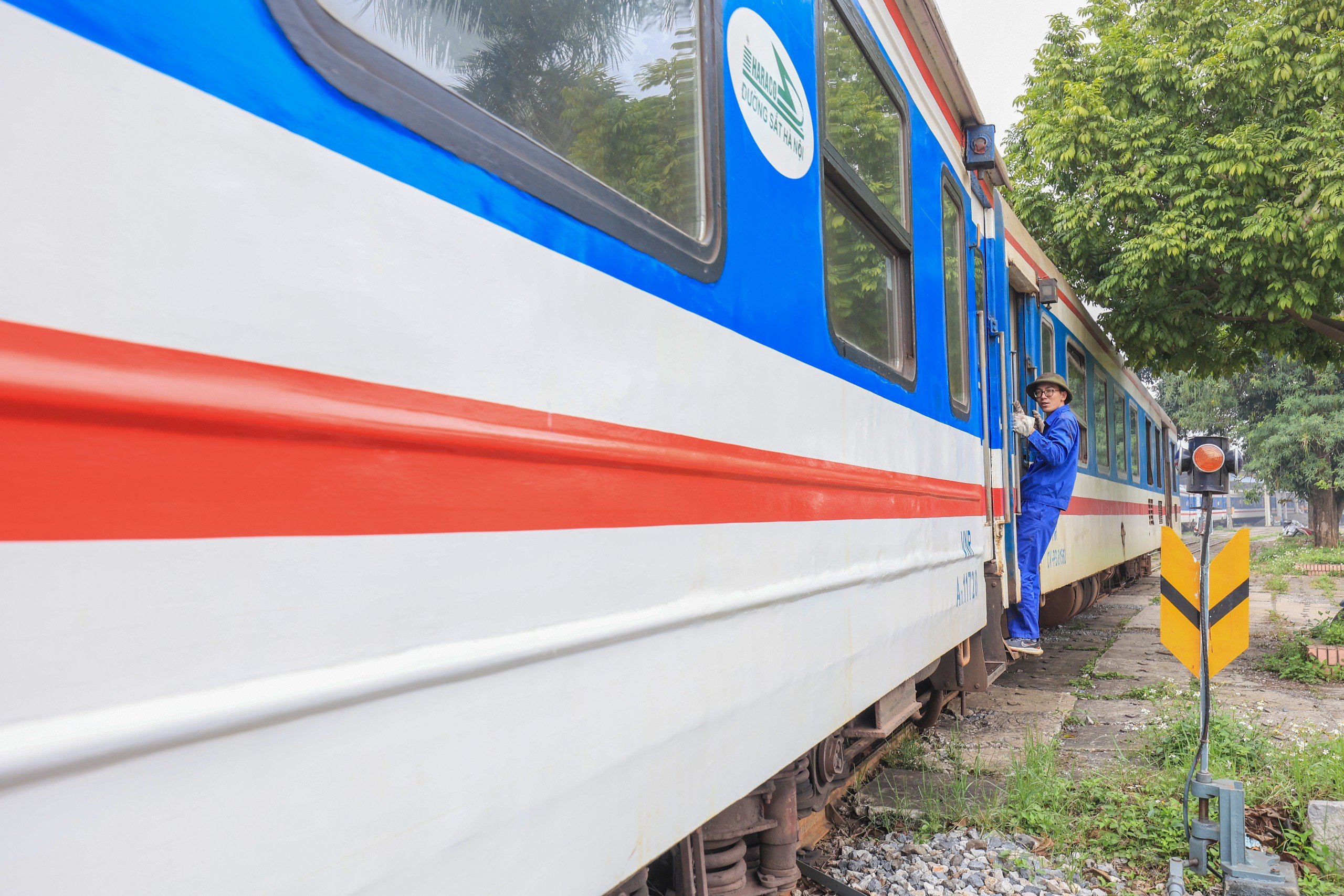Cận cảnh hoạt động của nh&acirc;n vi&ecirc;n chạy t&agrave;u- Ảnh 12.