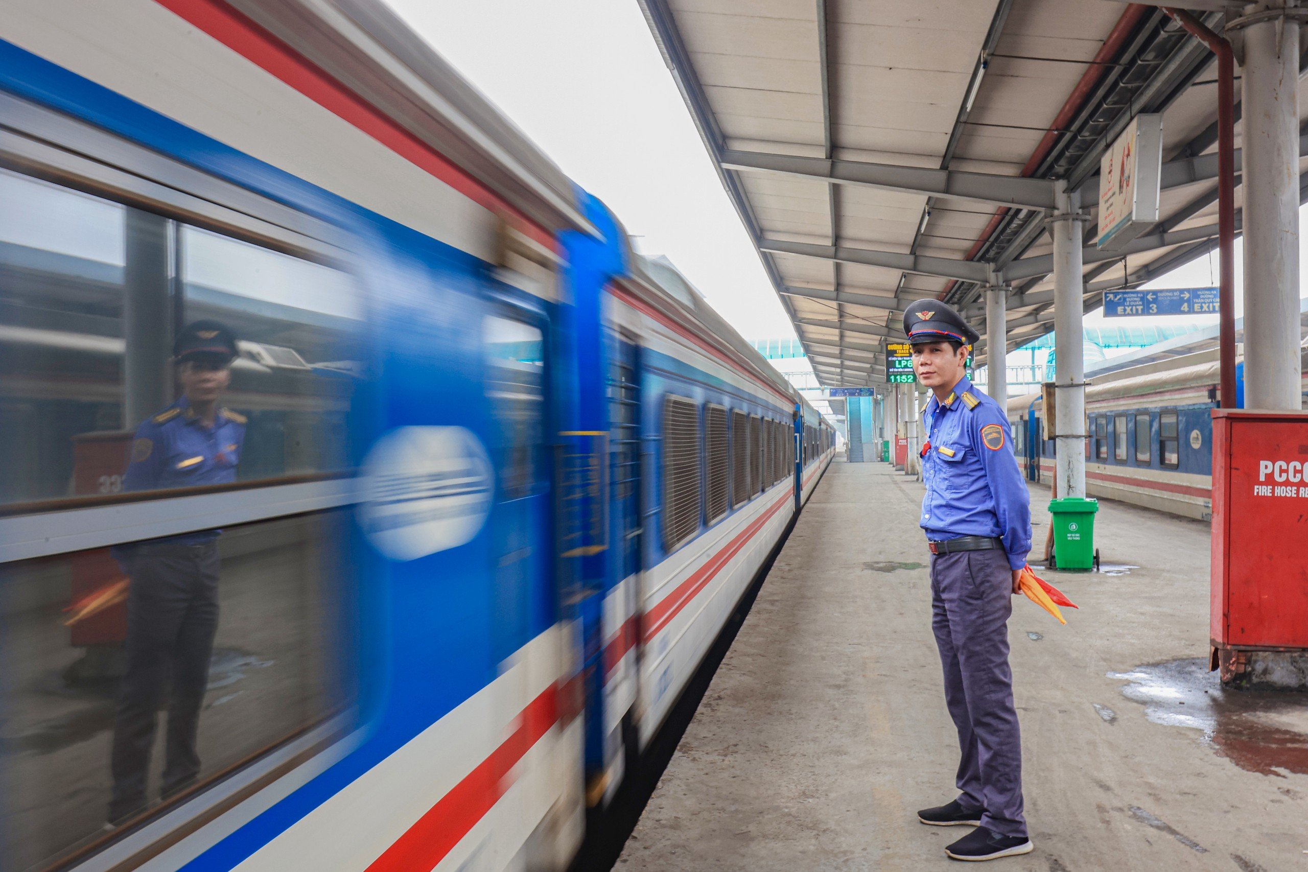 Cận cảnh hoạt động của nh&acirc;n vi&ecirc;n chạy t&agrave;u- Ảnh 8.