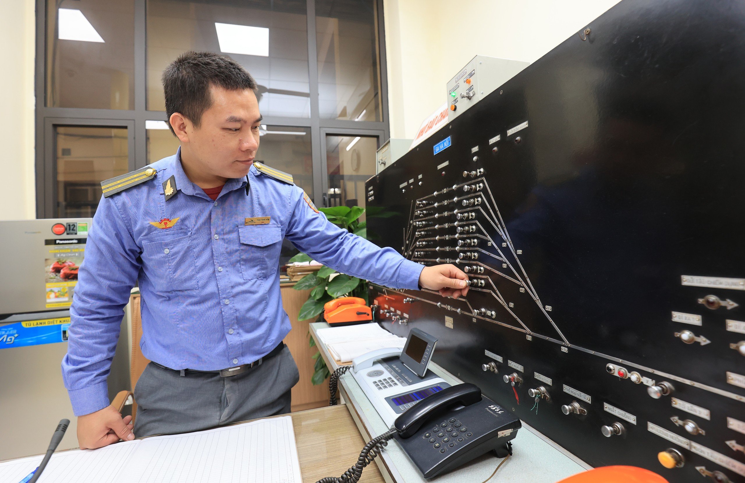 Cận cảnh hoạt động của nh&acirc;n vi&ecirc;n chạy t&agrave;u- Ảnh 3.