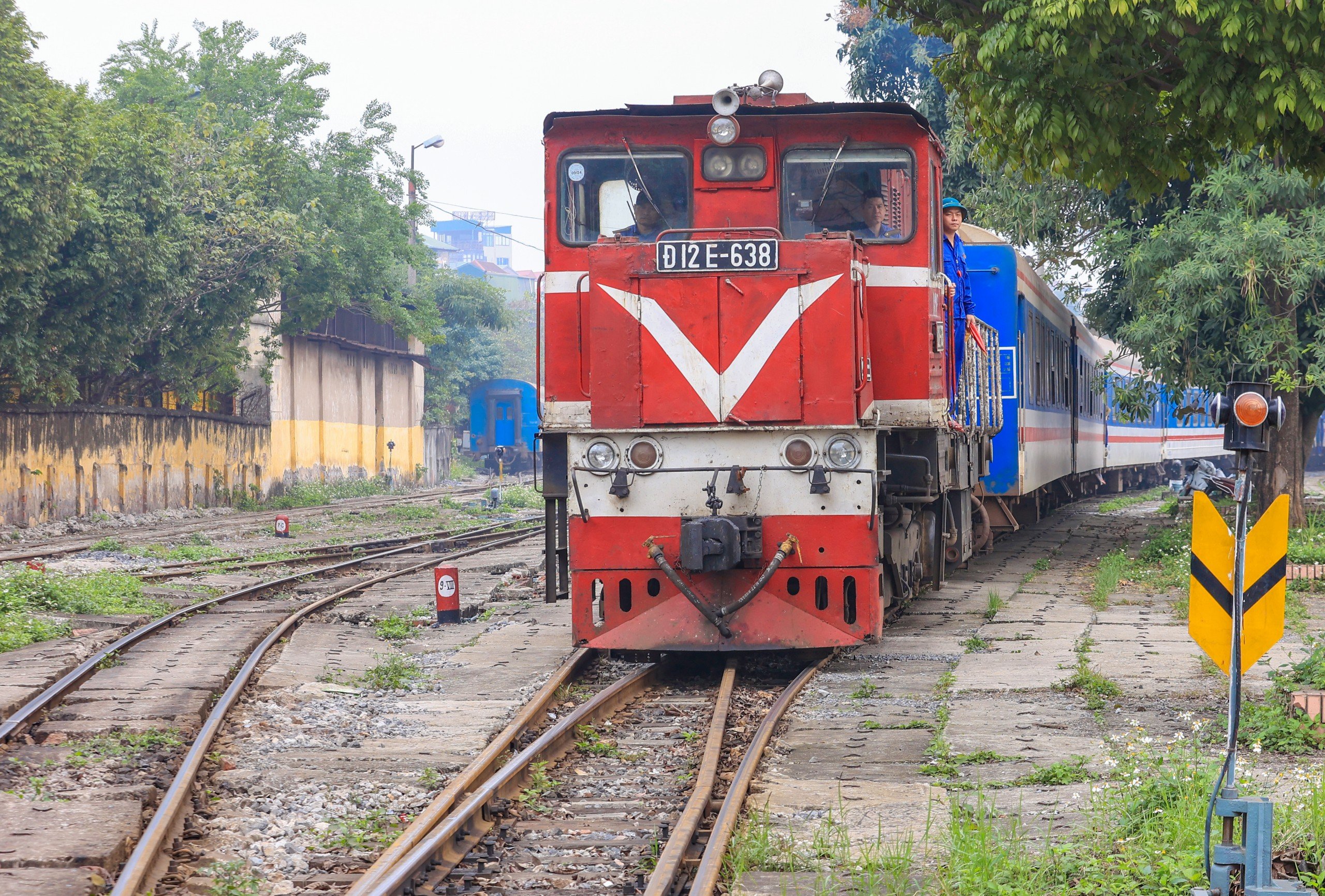 Cận cảnh hoạt động của nh&acirc;n vi&ecirc;n chạy t&agrave;u- Ảnh 9.