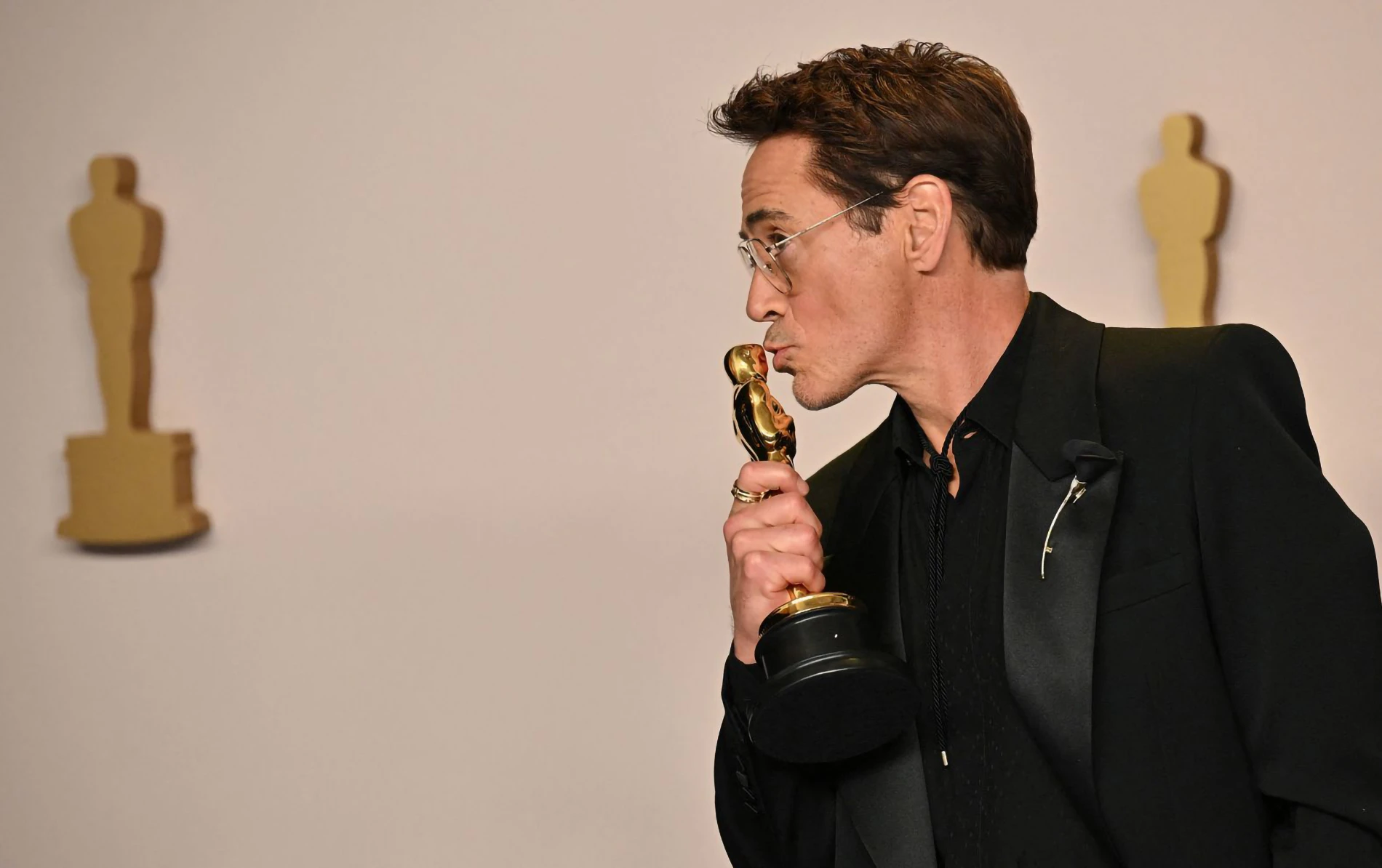 Robert Downey Jr. - chủ nhân của giải Nam diễn viên phụ xuất sắc nhất, hôn tượng Oscar Robert Downey Jr. - chủ nhân của giải Nam diễn viên phụ xuất sắc nhất, hôn tượng Oscar