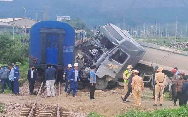 T&agrave;u Thống nhất trật b&aacute;nh v&igrave; va phải xe ben vượt ẩu