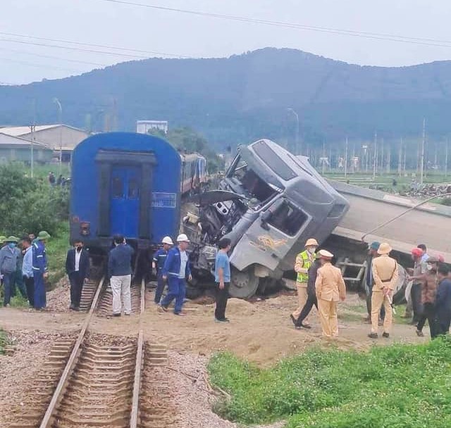 T&agrave;u Thống nhất trật b&aacute;nh v&igrave; va phải xe ben vượt ẩu- Ảnh 2.