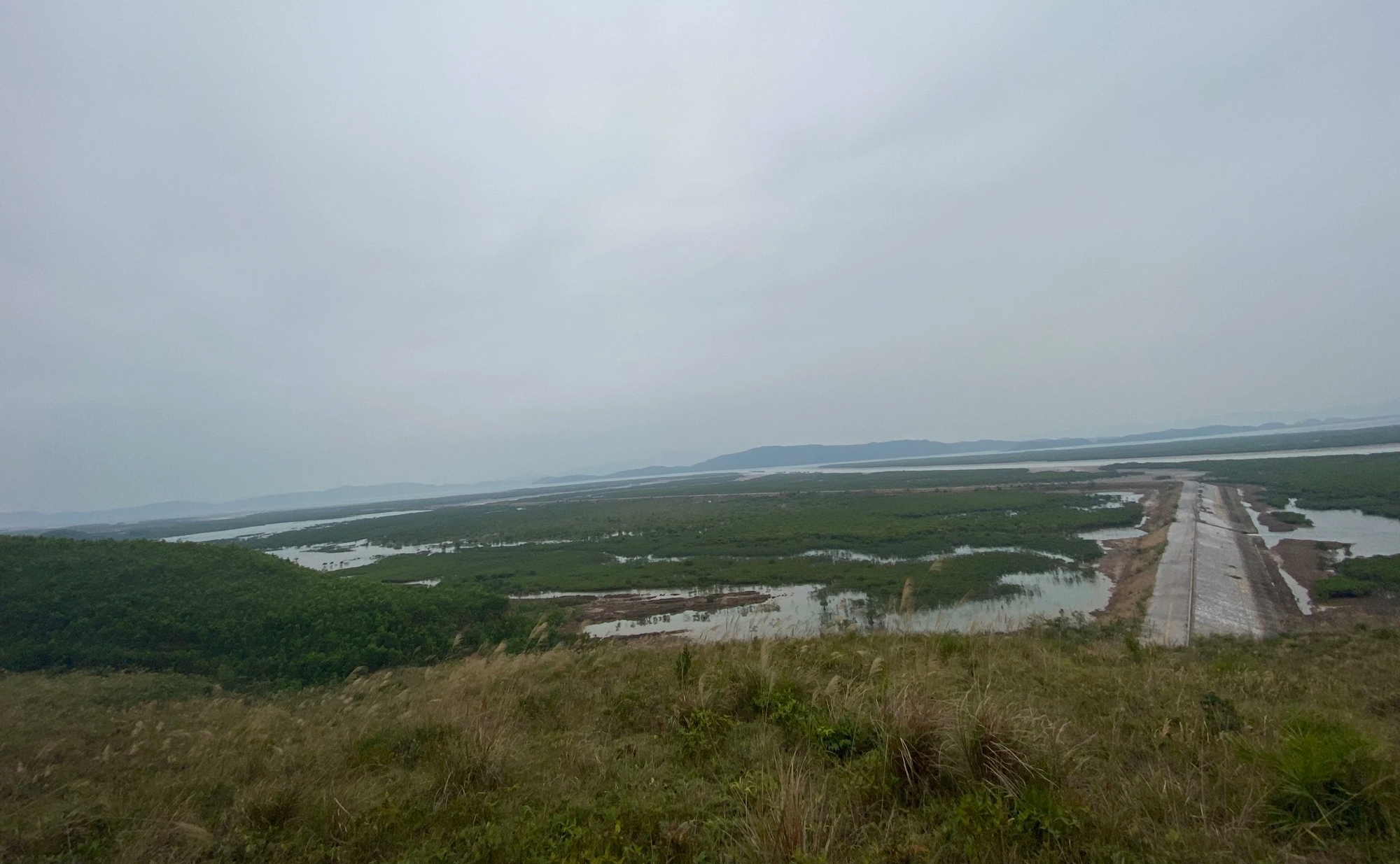 Quảng Ninh: Lạ l&ugrave;ng tuyến đ&ecirc; triệu đ&ocirc; x&acirc;y xong rồi bỏ kh&ocirc;ng- Ảnh 1.