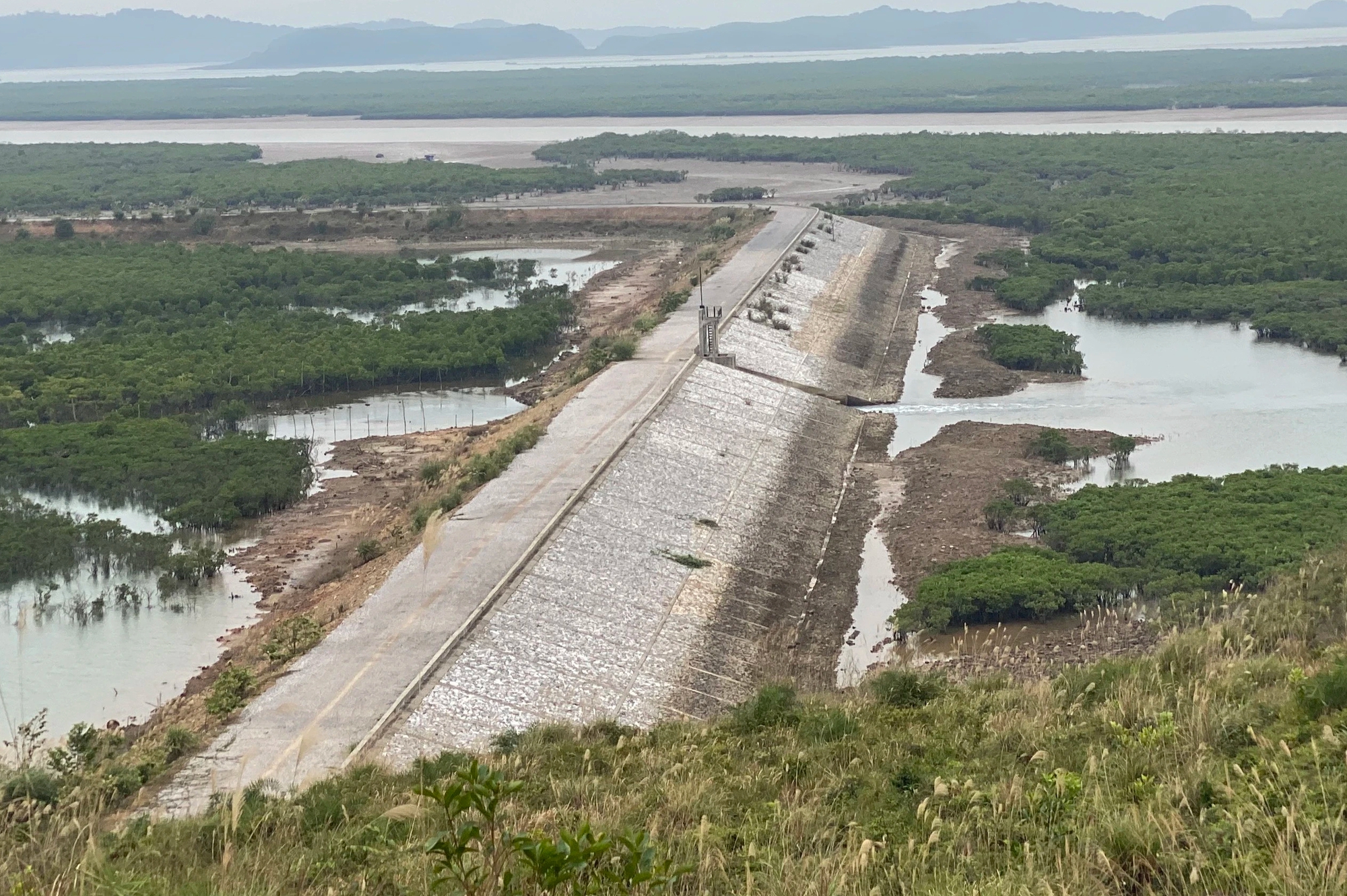 Quảng Ninh: Lạ l&ugrave;ng tuyến đ&ecirc; triệu đ&ocirc; x&acirc;y xong rồi bỏ kh&ocirc;ng- Ảnh 2.