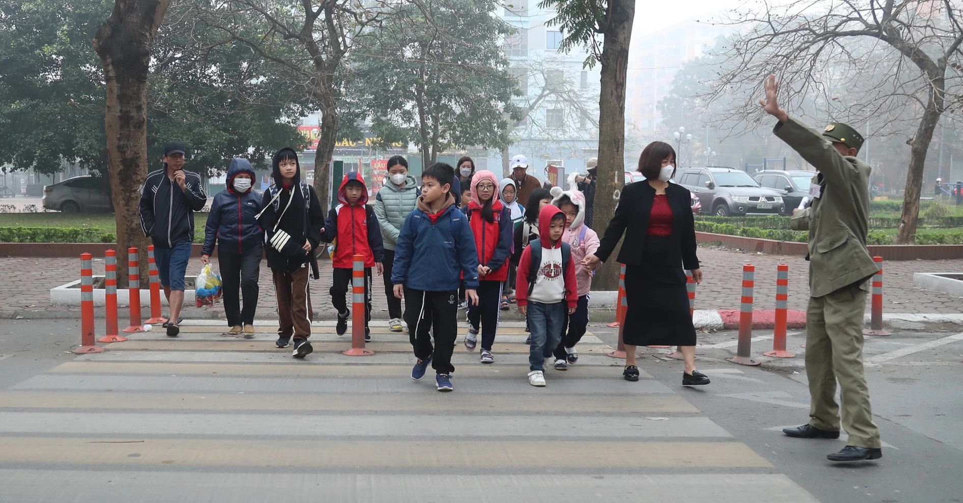 H&agrave; Nội: Hơn 150 cổng trường thường xuy&ecirc;n &ugrave;n tắc- Ảnh 1.