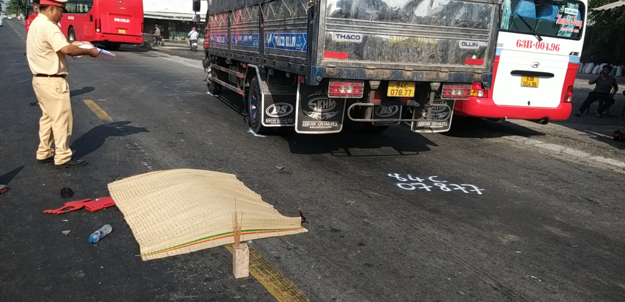 Người phụ nữ tử vong sau va chạm với xe m&aacute;y v&agrave; &ocirc; t&ocirc; tải- Ảnh 1.