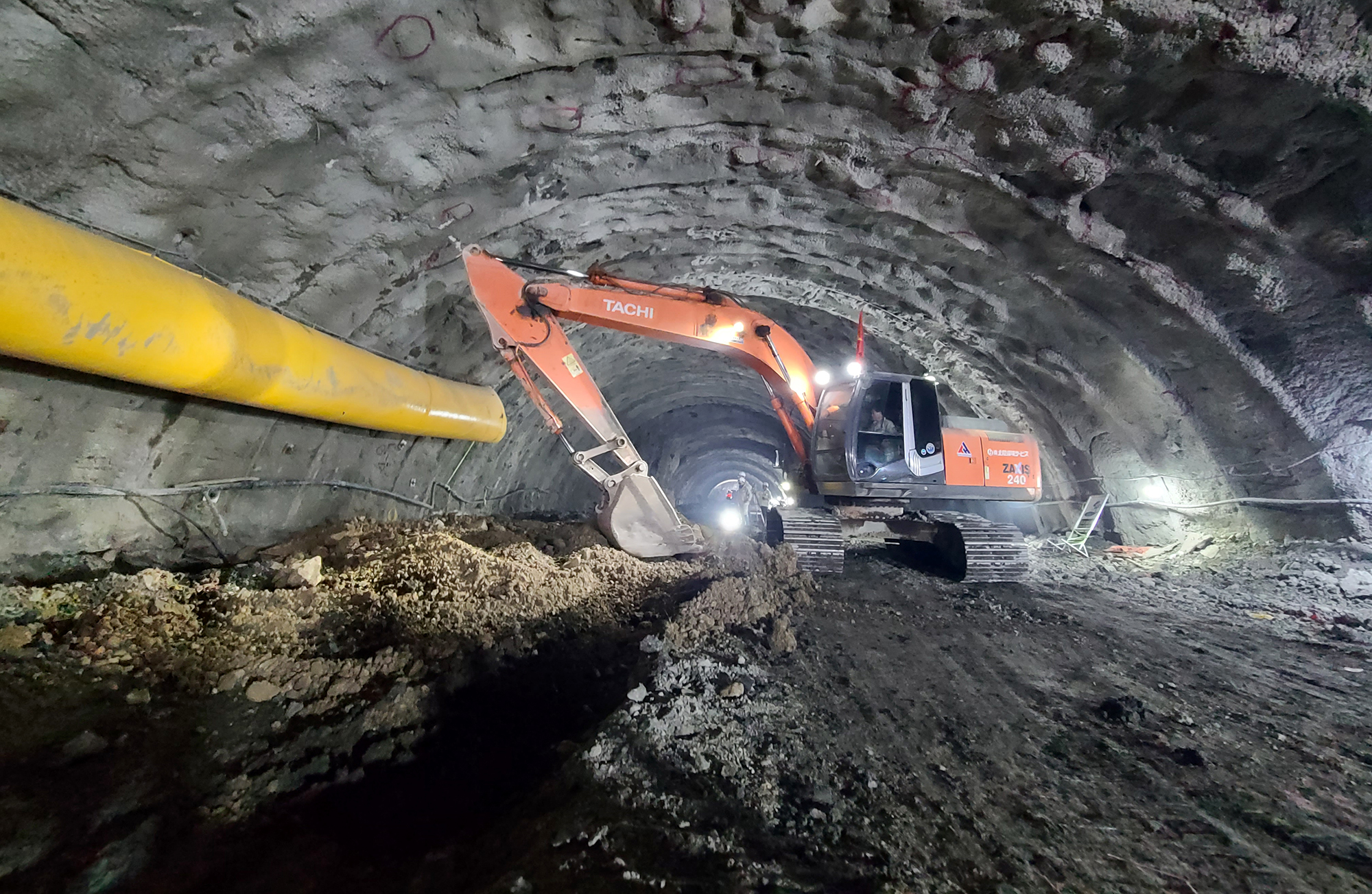 Bứt tốc l&agrave;m 6 hầm xuy&ecirc;n n&uacute;i tr&ecirc;n cao tốc Bắc - Nam- Ảnh 2.
