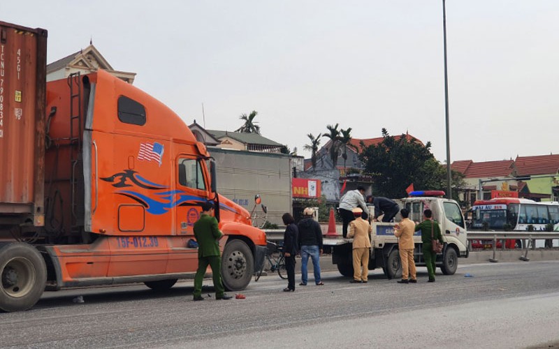 Xe tải và xe máy va chạm trên cầu vượt, hai người tử vong- Ảnh 2. Tin tức tai nạn giao thông mới nhất ngày hôm nay 13/3/2024