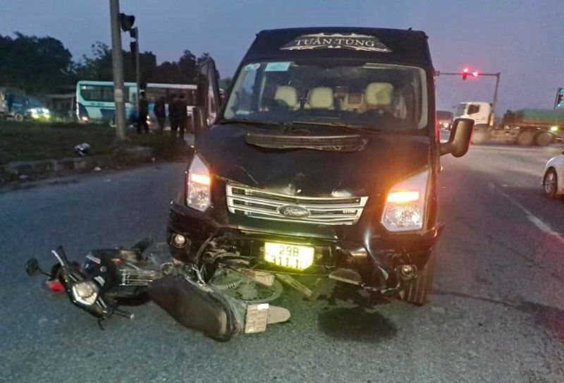 Nơi xảy ra vụ tai nạn thương tâm có hệ thống đèn tín hiệu giao thông. Nơi xảy ra vụ tai nạn thương tâm có hệ thống đèn tín hiệu giao thông.