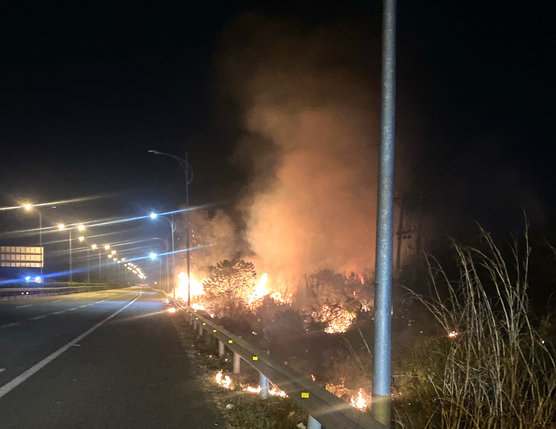 Báo động nạn đốt rơm, rạ đe dọa an toàn trên cao tốc- Ảnh 2. Báo động nạn đốt rơm, rạ đe dọa an toàn trên cao tốc- Ảnh 2.