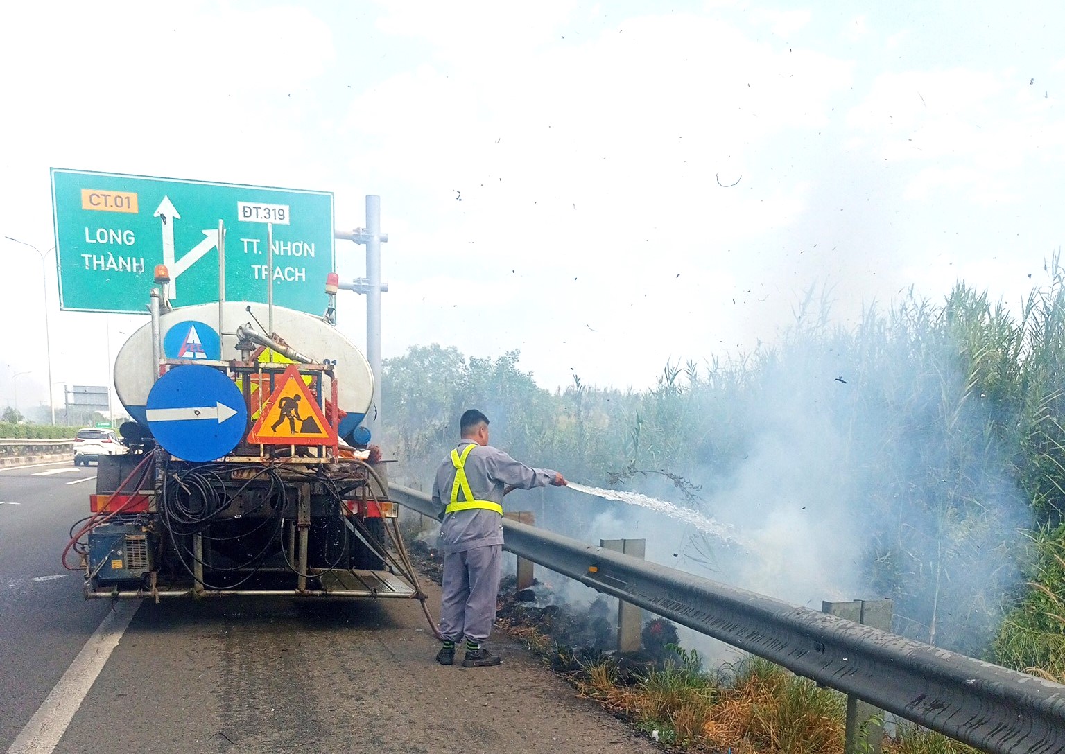 Báo động nạn đốt rơm, rạ đe dọa an toàn trên cao tốc- Ảnh 3. Báo động nạn đốt rơm, rạ đe dọa an toàn trên cao tốc- Ảnh 3.