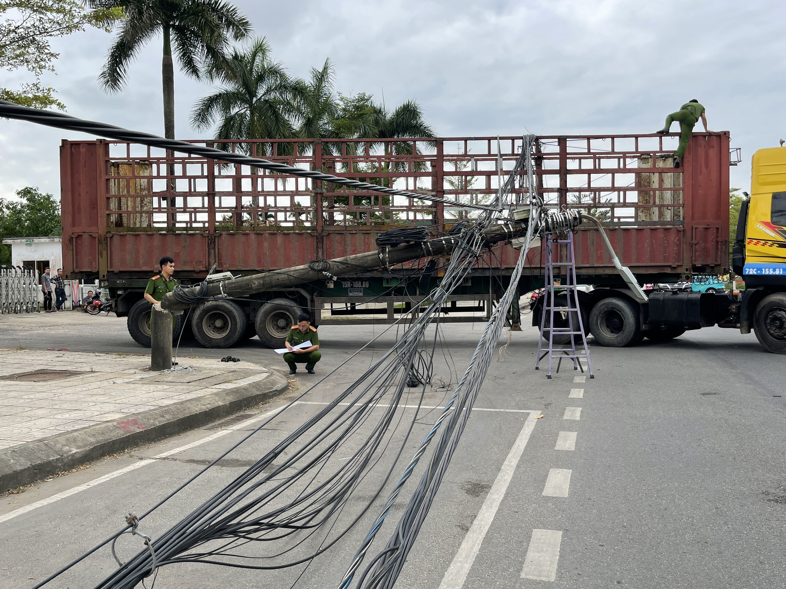 Xe đầu kéo lùi gây sập hàng loạt trụ điện giữa TP Quảng Ngãi- Ảnh 2. Xe đầu kéo lùi gây sập hàng loạt trụ điện giữa TP Quảng Ngãi- Ảnh 2.