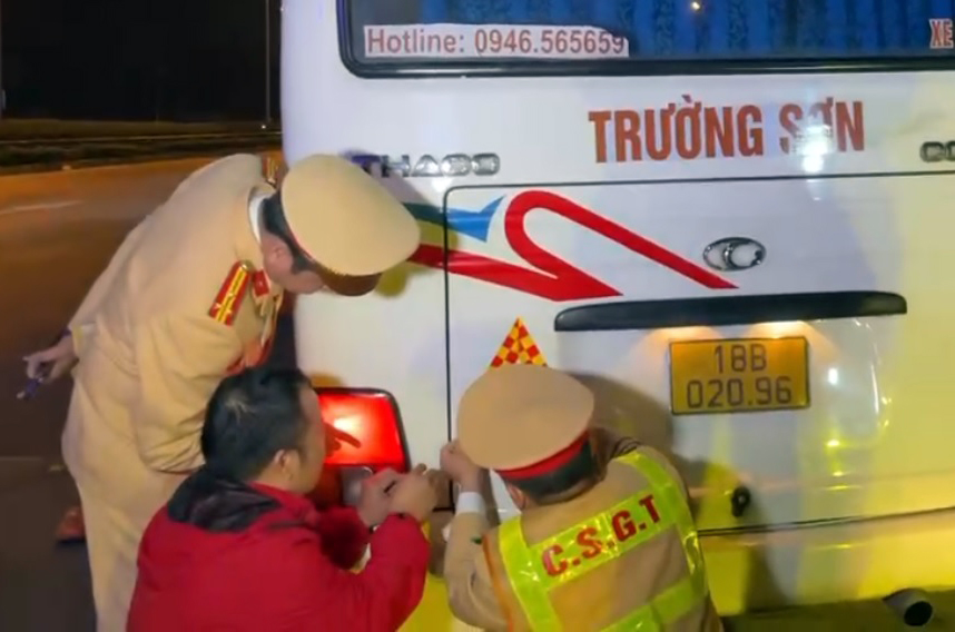 CSGT khuyến cáo cách tránh tai nạn trên cao tốc chưa có làn dừng khẩn cấp- Ảnh 1. CSGT khuyến cáo cách tránh tai nạn trên cao tốc chưa có làn dừng khẩn cấp- Ảnh 1.