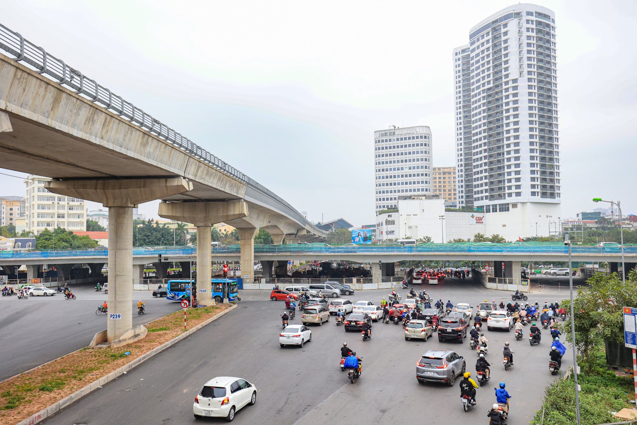 Hà Nội tổ chức lại giao thông nút giao Mai Dịch, phương tiện lưu thông thế nào?- Ảnh 1. Hà Nội tổ chức lại giao thông nút giao Mai Dịch, phương tiện lưu thông thế nào?- Ảnh 1.