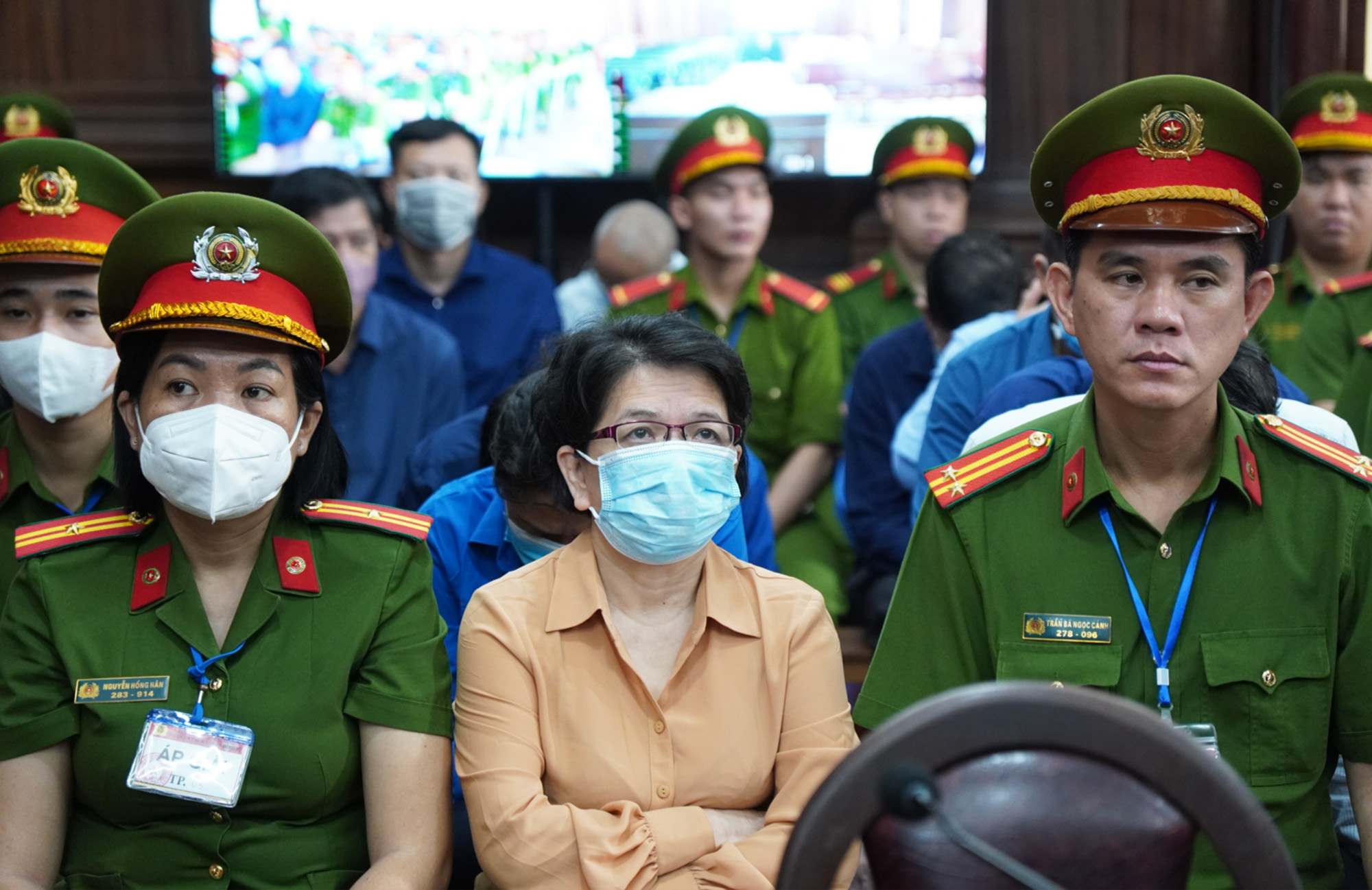 Cựu cục trưởng Đỗ Thị Nh&agrave;n cho TGĐ SCB mật khẩu để mang th&ugrave;ng tiền hối lộ v&agrave;o nh&agrave;- Ảnh 1.