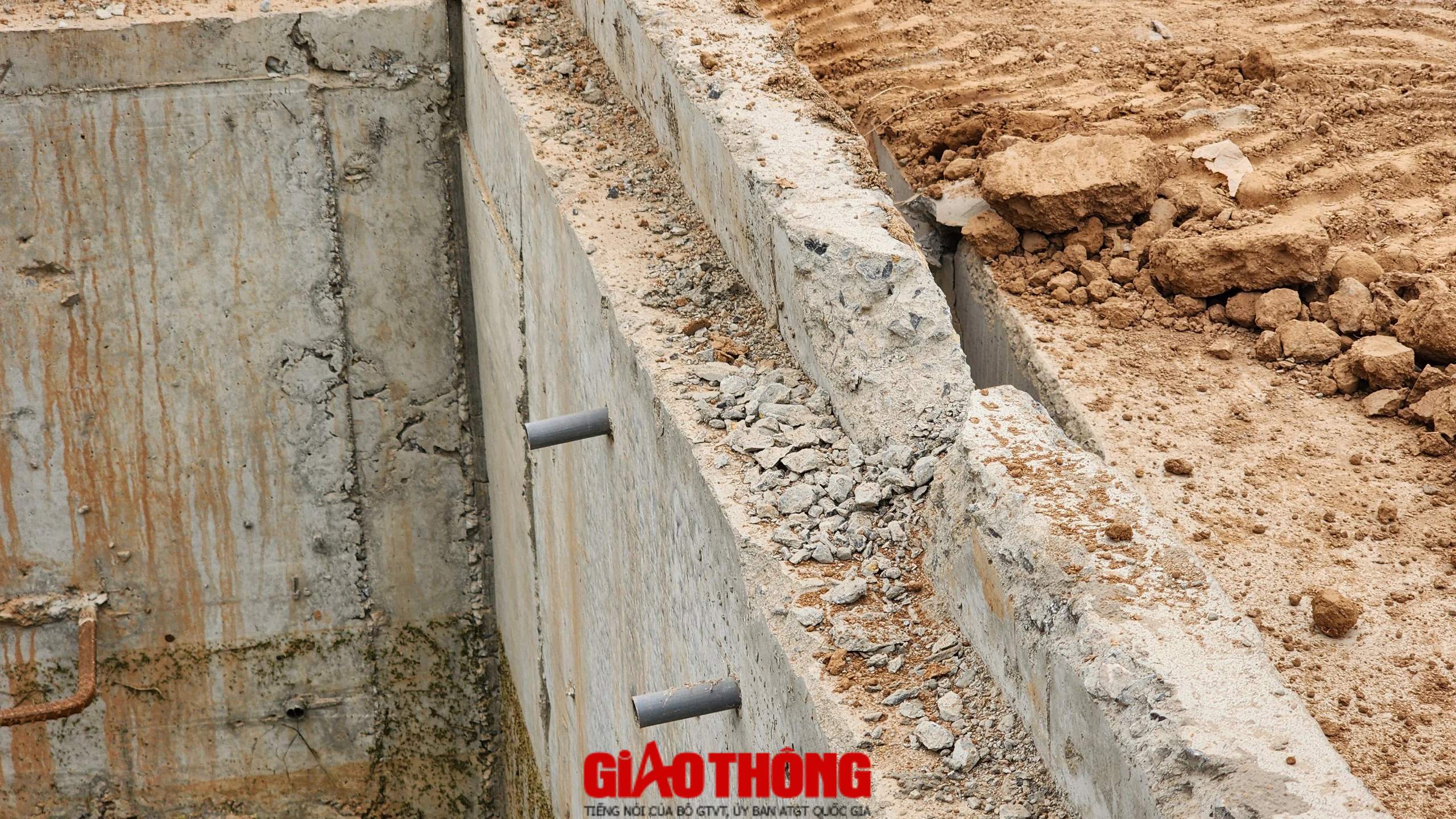 Dự &aacute;n đường trăm tỷ ở H&agrave; Nội dấu hiệu thi c&ocirc;ng ẩu: Thanh tra Sở GTVT v&agrave;o cuộc kiểm tra- Ảnh 4.