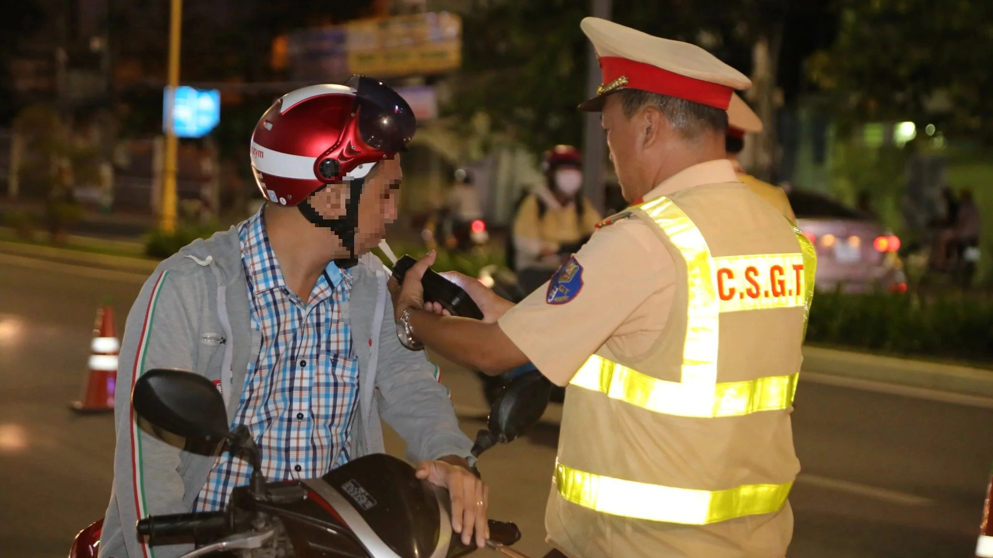 Năm 2024, C&agrave; Mau ch&uacute; trọng tuy&ecirc;n truyền, xử l&yacute; vi phạm nồng độ cồn, tốc độ- Ảnh 1.