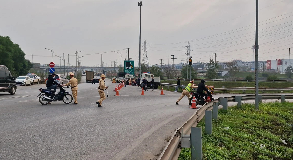 H&agrave;ng trăm xe m&aacute;y đi v&agrave;o cao tốc bị phạt, nhiều người cố t&igrave;nh th&ocirc;ng chốt tại Bắc Giang- Ảnh 1.