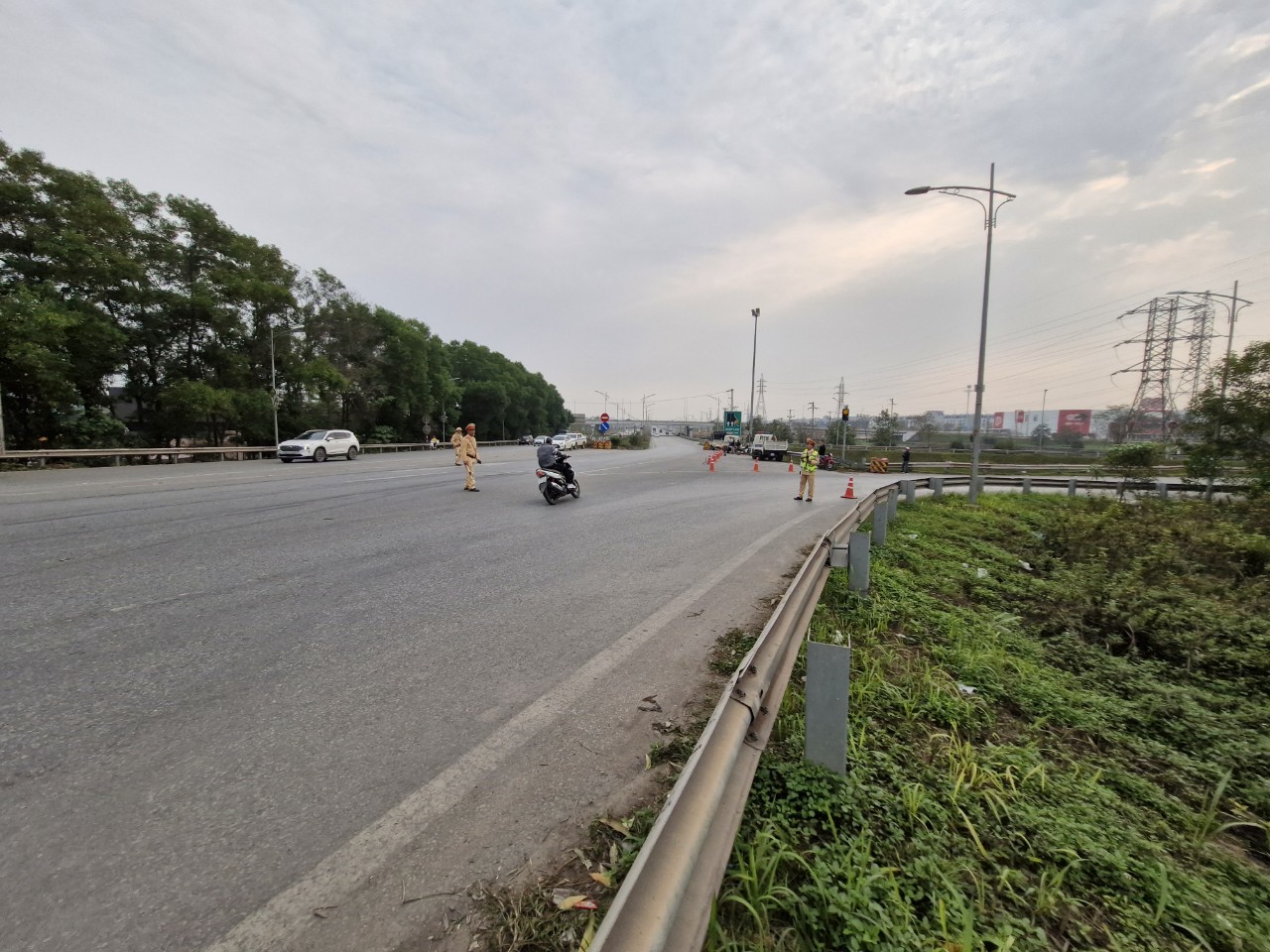 H&agrave;ng trăm xe m&aacute;y đi v&agrave;o cao tốc bị phạt, nhiều người cố t&igrave;nh th&ocirc;ng chốt tại Bắc Giang- Ảnh 5.