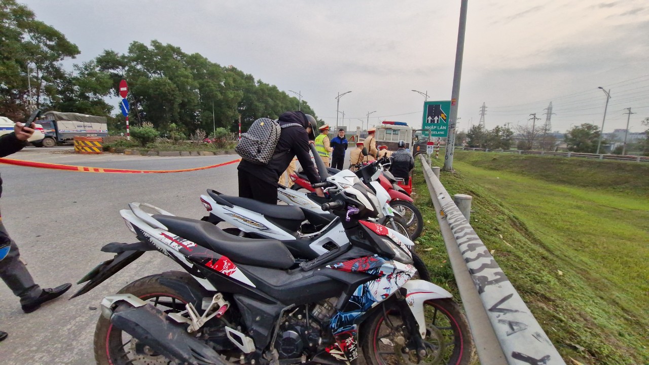 H&agrave;ng trăm xe m&aacute;y đi v&agrave;o cao tốc bị phạt, nhiều người cố t&igrave;nh th&ocirc;ng chốt tại Bắc Giang- Ảnh 3.