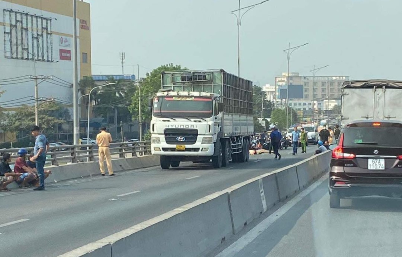 Xe tải và xe máy va chạm trên cầu vượt, hai người tử vong- Ảnh 1. Xe tải và xe máy va chạm trên cầu vượt, hai người tử vong- Ảnh 1.