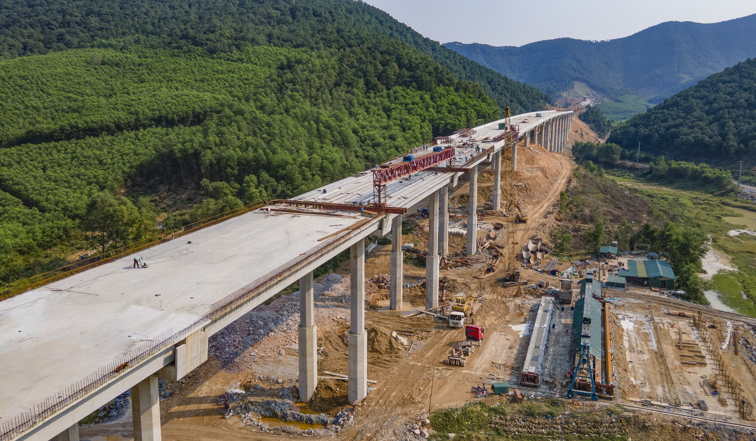 Cho&aacute;ng ngợp 4 cầu cạn xuy&ecirc;n rừng lớn nhất cao tốc Diễn Ch&acirc;u - B&atilde;i Vọt về đ&iacute;ch dịp 30/4- Ảnh 13.