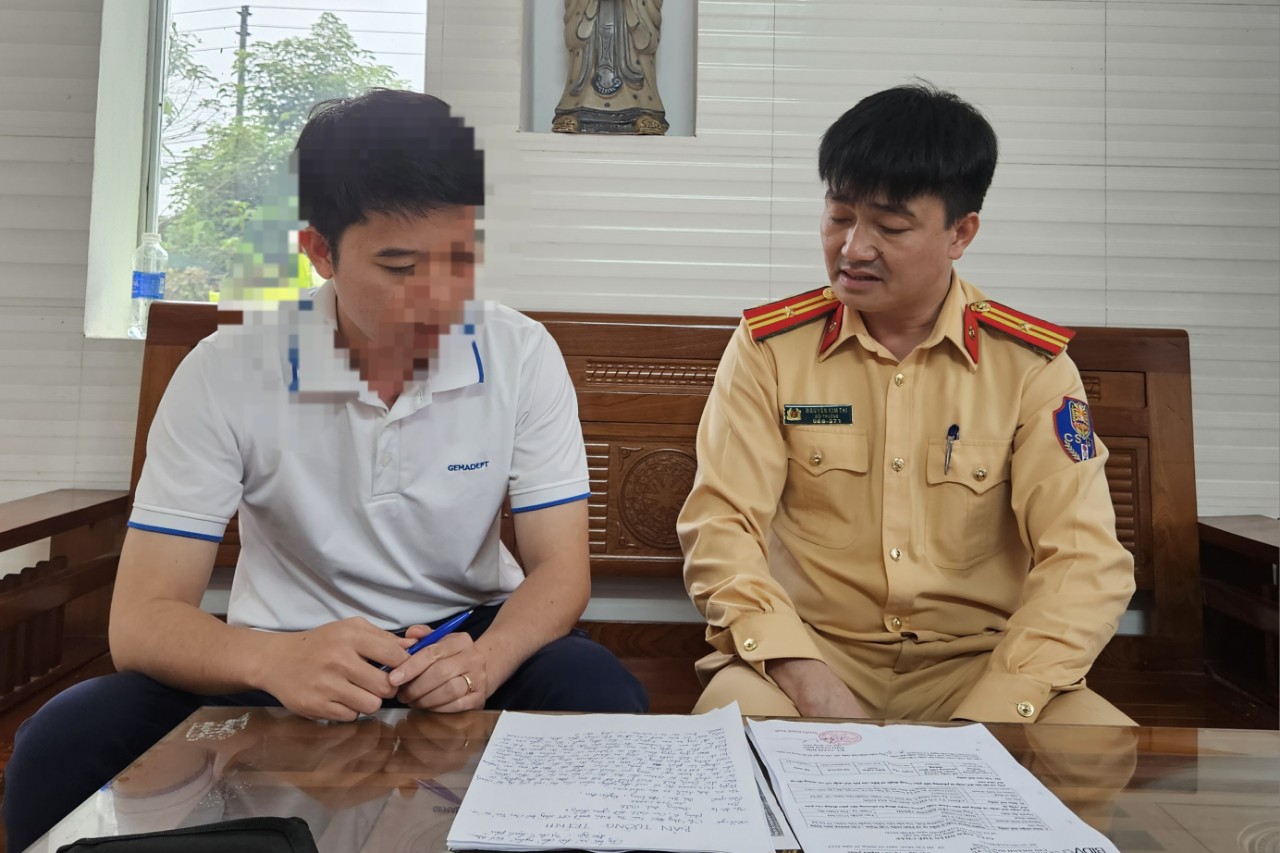 Lập bi&ecirc;n bản, phạt nặng t&agrave;i xế vượt 