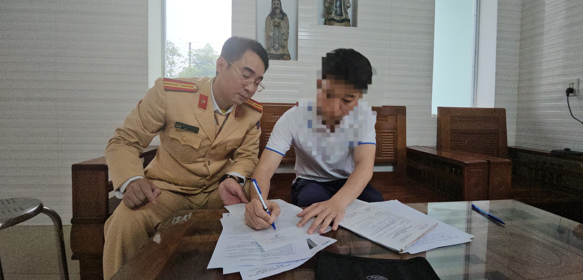 Lập bi&ecirc;n bản, phạt nặng t&agrave;i xế vượt 