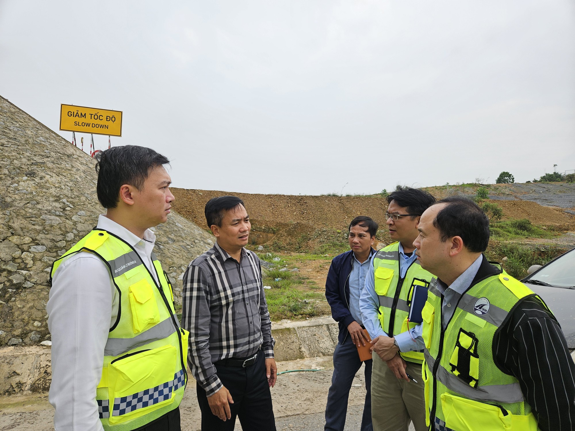 C&ocirc;ng nh&acirc;n chia 3 mũi thi c&ocirc;ng bổ sung đinh phản quang, biển b&aacute;o cao tốc Cam Lộ - La Sơn- Ảnh 17.
