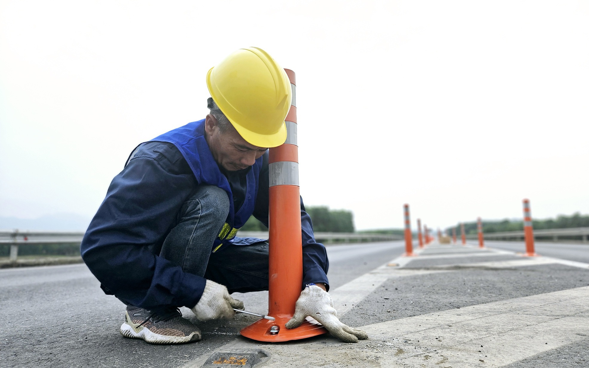 C&ocirc;ng nh&acirc;n chia 3 mũi thi c&ocirc;ng bổ sung đinh phản quang, biển b&aacute;o cao tốc Cam Lộ - La Sơn