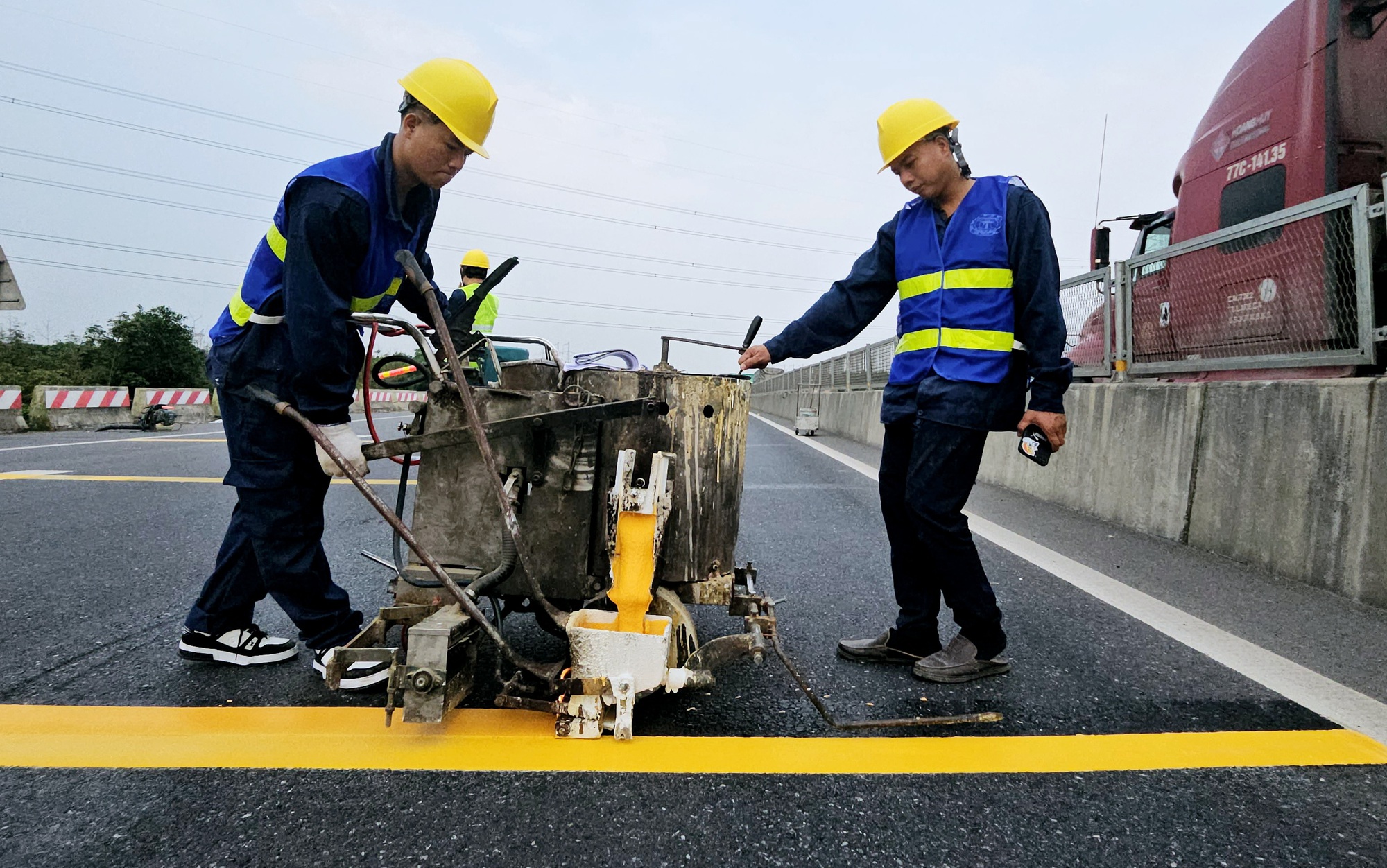C&ocirc;ng nh&acirc;n chia 3 mũi thi c&ocirc;ng bổ sung đinh phản quang, biển b&aacute;o cao tốc Cam Lộ - La Sơn- Ảnh 2.