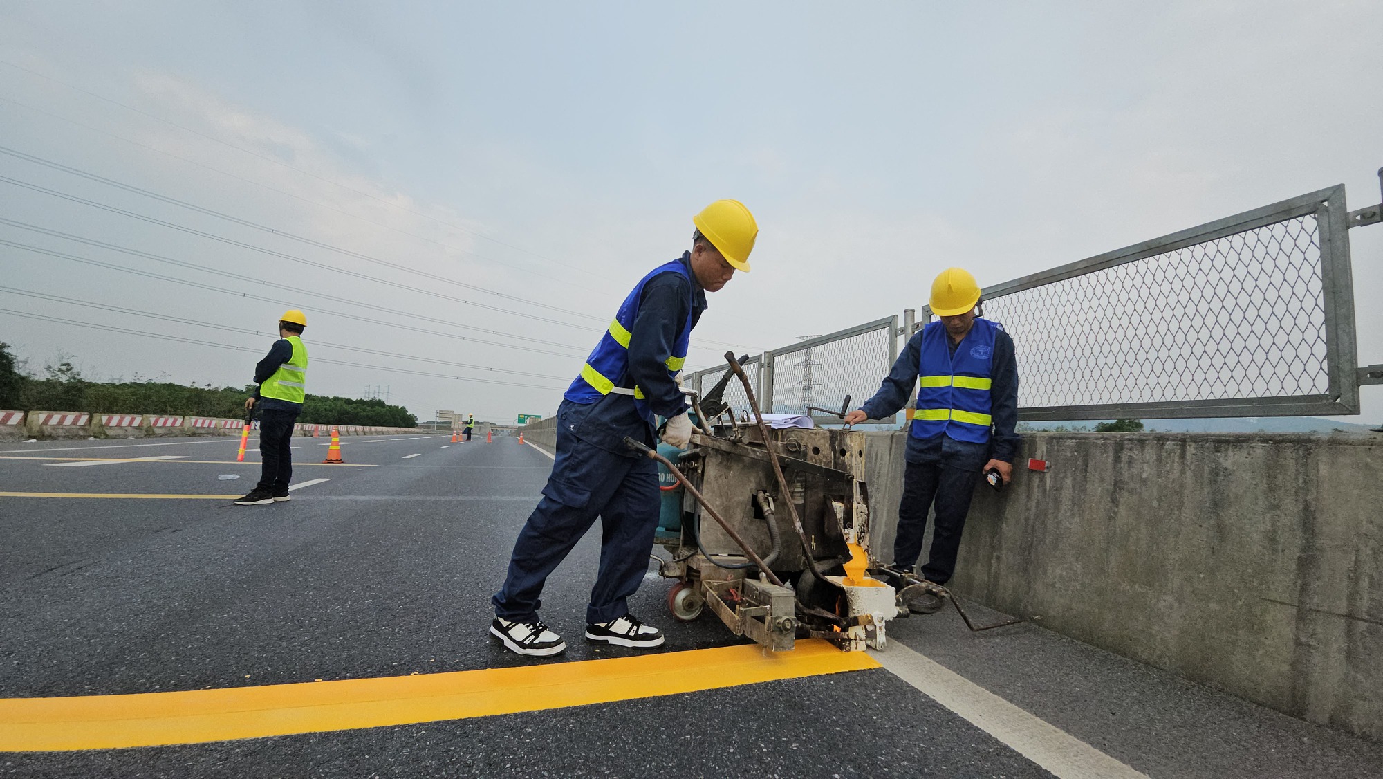 C&ocirc;ng nh&acirc;n chia 3 mũi thi c&ocirc;ng bổ sung đinh phản quang, biển b&aacute;o cao tốc Cam Lộ - La Sơn- Ảnh 12.
