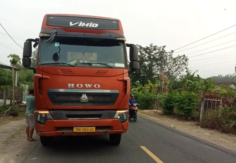 Hiện trường xe đầu k&eacute;o va chạm với xe đạp điện khiến người phụ nữ tử vong.