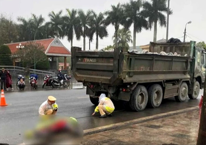 Hiện trường vụ tai nạn khiến một học sinh tiểu học ở Th&aacute;i B&igrave;nh tử vong.