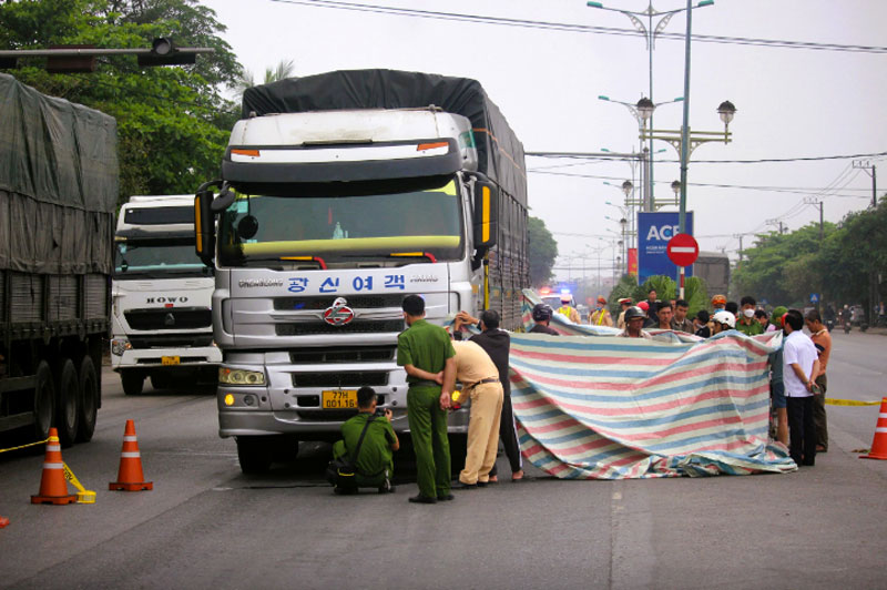 Lực lượng chức năng đang phong tỏa hiện trường, điều tra nguy&ecirc;n nh&acirc;n vụ tai nạn.