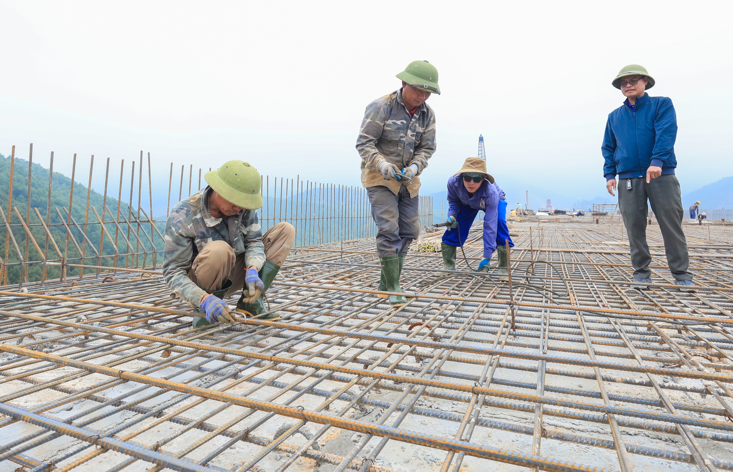 Cho&aacute;ng ngợp 4 cầu cạn xuy&ecirc;n rừng lớn nhất cao tốc Diễn Ch&acirc;u - B&atilde;i Vọt về đ&iacute;ch dịp 30/4- Ảnh 7.