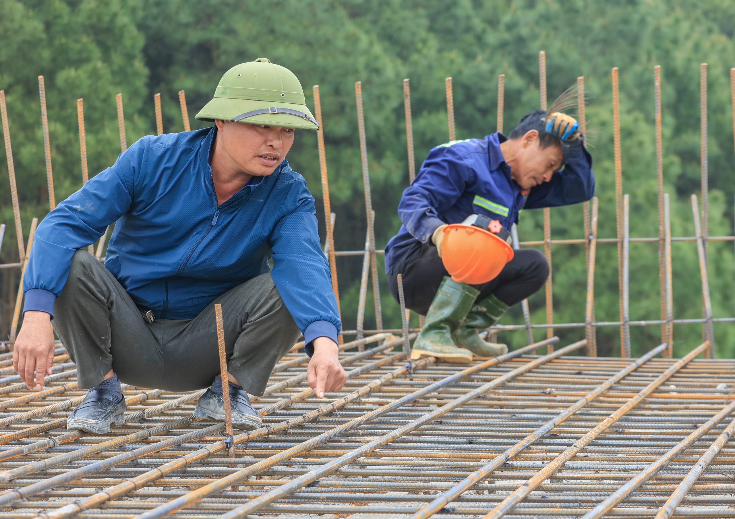 Cho&aacute;ng ngợp 4 cầu cạn xuy&ecirc;n rừng lớn nhất cao tốc Diễn Ch&acirc;u - B&atilde;i Vọt về đ&iacute;ch dịp 30/4- Ảnh 9.