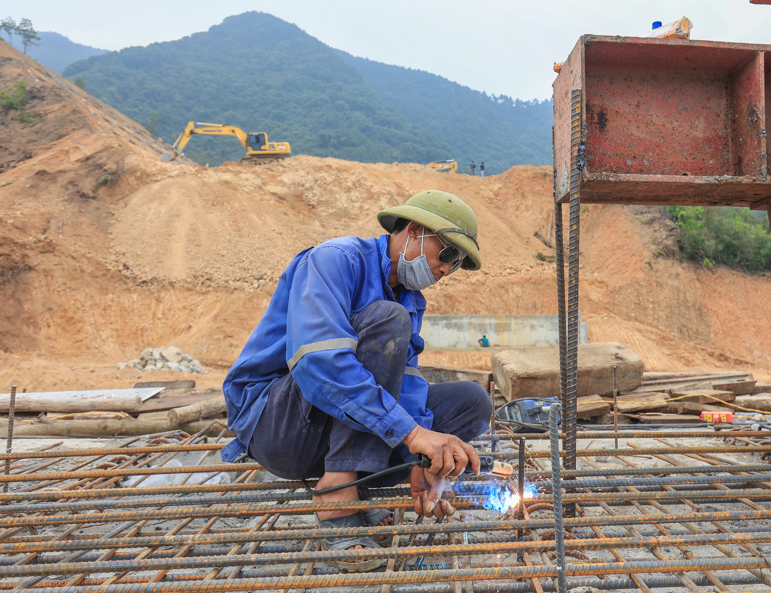 Cho&aacute;ng ngợp 4 cầu cạn xuy&ecirc;n rừng lớn nhất cao tốc Diễn Ch&acirc;u - B&atilde;i Vọt về đ&iacute;ch dịp 30/4- Ảnh 20.