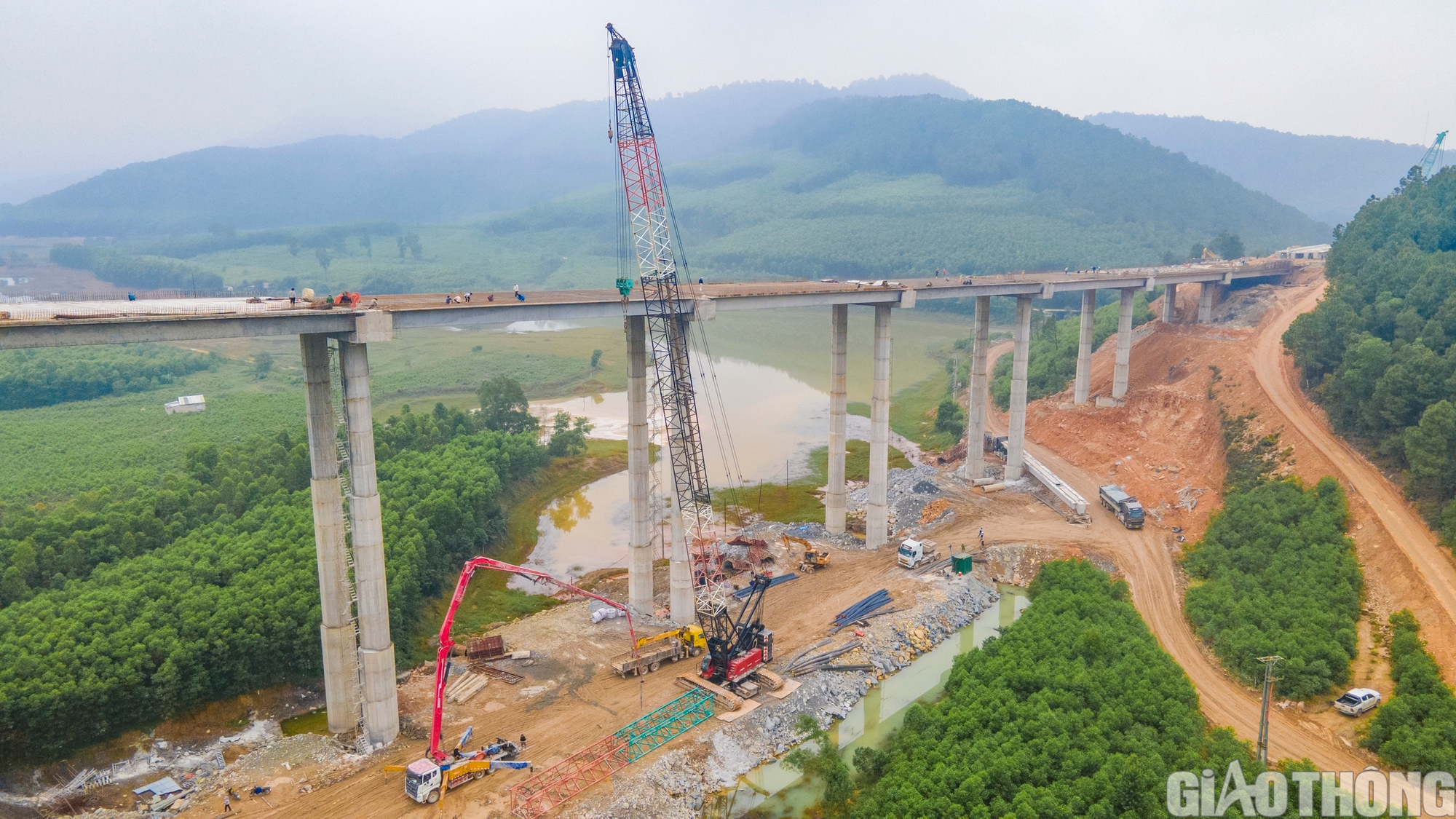 Cho&aacute;ng ngợp 4 cầu cạn xuy&ecirc;n rừng lớn nhất cao tốc Diễn Ch&acirc;u - B&atilde;i Vọt về đ&iacute;ch dịp 30/4- Ảnh 4.